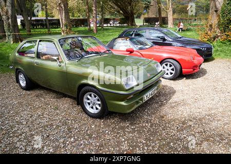 vauxhall chevette tvr und alfa romeo Sportwagon bei einer Oldtimer-Rallye glenarm Forest County antrim, Nordirland, großbritannien Stockfoto