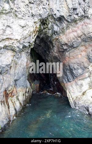 Alte Schmugglerhöhle auf dem Gobbins Coastal Walk County antrim, Nordirland, großbritannien Stockfoto