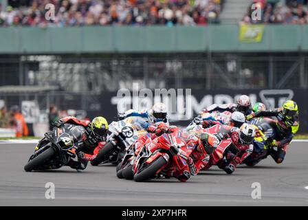 Francesco Bagnaia des Ducati Lenovo Teams führt beim Monster Energy British Grand Prix MotoGP 2024 in Silverstone, Towcester, an. Bilddatum: Sonntag, 4. August 2024. Stockfoto