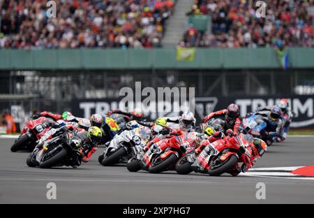 Francesco Bagnaia des Ducati Lenovo Teams führt beim Monster Energy British Grand Prix MotoGP 2024 in Silverstone, Towcester, an. Bilddatum: Sonntag, 4. August 2024. Stockfoto