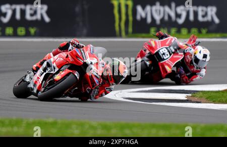 Francesco Bagnaia des Ducati Lenovo Teams führt Jorge Martin von Prima Pramac Racing während des Monster Energy British Grand Prix MotoGP 2024 in Silverstone, Towcester. Bilddatum: Sonntag, 4. August 2024. Stockfoto