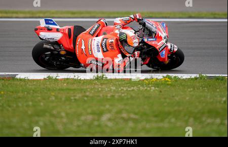 Francesco Bagnaia des Ducati Lenovo Teams führt beim Monster Energy British Grand Prix MotoGP 2024 in Silverstone, Towcester, an. Bilddatum: Sonntag, 4. August 2024. Stockfoto