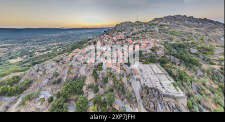 Drohnenpanorama der historischen Stadt und der Festung Monsanto in Portugal am Morgen während des Sommersonnenaufgangs Stockfoto