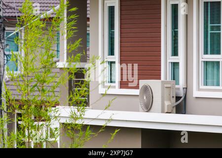 Außeneinheit des Klimakompressors außerhalb des Hauses installiert Stockfoto