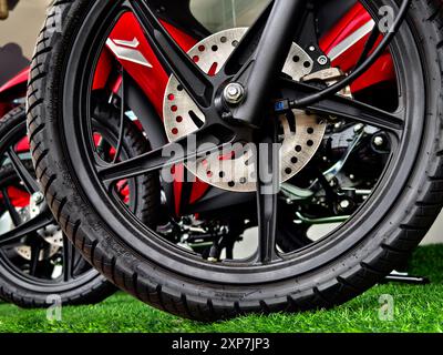 Detailansicht der Räder und Bremsen eines Motorrads Stockfoto