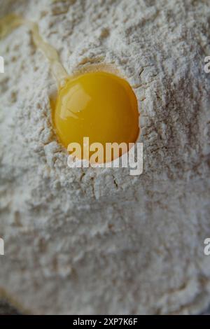 Eiermehl auf weißem Hintergrund Nahaufnahme - Backzutaten Eigelb für Brot oder Kuchen Stockfoto
