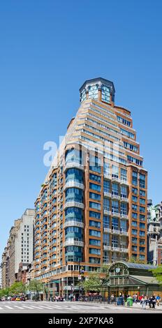 201 West 72nd Street am Broadway ist ein markanter Wohnturm mit metallverkleidetem Turm und Erkerfenstern, Balkonen und einer Terrassenkrone. Stockfoto