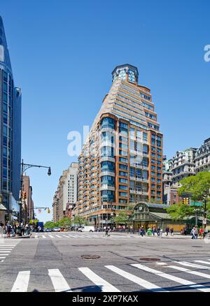 201 West 72nd Street am Broadway ist ein markanter Wohnturm mit metallverkleidetem Turm und Erkerfenstern, Balkonen und einer Terrassenkrone. Stockfoto