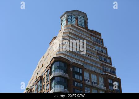 201 West 72nd Street am Broadway ist ein markanter Wohnturm mit metallverkleidetem Turm und Erkerfenstern, Balkonen und einer Terrassenkrone. Stockfoto