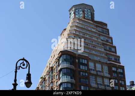 201 West 72nd Street am Broadway ist ein markanter Wohnturm mit metallverkleidetem Turm und Erkerfenstern, Balkonen und einer Terrassenkrone. Stockfoto