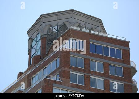 201 West 72nd Street am Broadway ist ein markanter Wohnturm mit metallverkleidetem Turm und Erkerfenstern, Balkonen und einer Terrassenkrone. Stockfoto