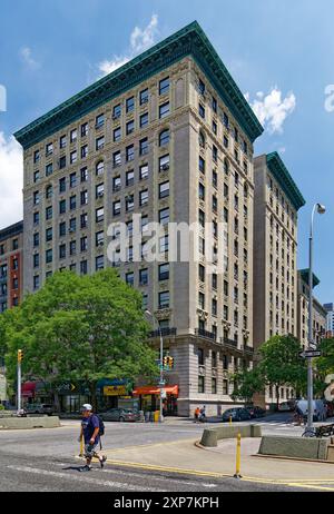 Gramont, 215 West 98th Street am Broadway, ist ein reich dekoriertes Wohnhaus, das von George & Edward Blum entworfen wurde und Geschäfte am Broadway hat. Stockfoto