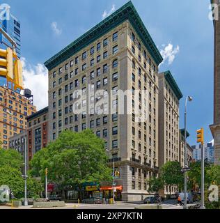 Gramont, 215 West 98th Street am Broadway, ist ein reich dekoriertes Wohnhaus, das von George & Edward Blum entworfen wurde und Geschäfte am Broadway hat. Stockfoto