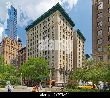 Gramont, 215 West 98th Street am Broadway, ist ein reich dekoriertes Wohnhaus, das von George & Edward Blum entworfen wurde und Geschäfte am Broadway hat. Stockfoto