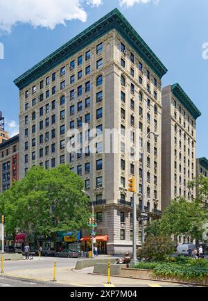 Gramont, 215 West 98th Street am Broadway, ist ein reich dekoriertes Wohnhaus, das von George & Edward Blum entworfen wurde und Geschäfte am Broadway hat. Stockfoto