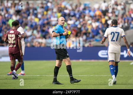 Columbus, Ohio, USA. August 2024. In der ersten Spielhälfte wird eine gelbe Karte an Chelsea FC ausgegeben. Manchester City spielt Chelsea FC in einem internationalen Freundschaftsspiel im Ohio Stadium. Quelle: Kindell Buchanan/Alamy Live News Stockfoto
