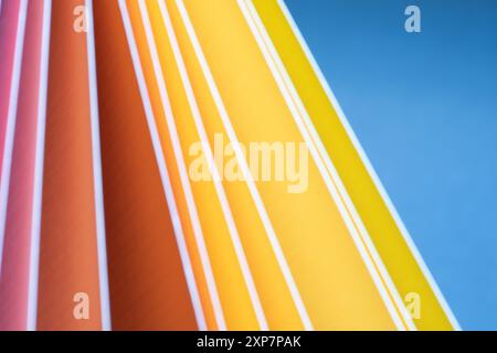 Ein Hintergrund in kräftigen, hellen Farben mit weißen diagonalen Linien. Stockfoto