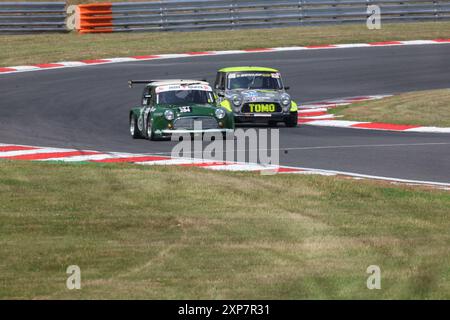 Fahrer Harvey (dunkelgrüne Nummer 60) und Fahrer Kane Astin (hellgraue Nummer 11) auf der Strecke während des Track Day auf dem Brands Hatch Circuit, Sevenoaks, Ken Stockfoto