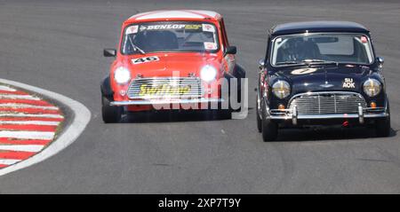 L-R Jeff Smith (Orange Nummer 46) und Fahrer Matthew Goodrich (schwarze Nummer 7) während des Track Day auf Brands Hatch Circuit, Sevenoaks, Kent am 2. August Stockfoto