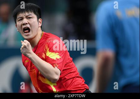 Paris, Fra. August 2023. Zhendong Fan des Teams Volksrepublik China reagiert, als er am 9. Tag der Olympischen Sommerspiele 2024 in Paris, Frankreich, am 3. August 2024 gegen Truls Moregard aus dem schwedischen Team spielt. (Foto: Anthony Behar/SIPA USA) Credit: SIPA USA/Alamy Live News Stockfoto