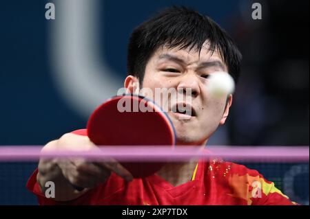 Paris, Fra. August 2023. Zhendong-Fan des Teams Volksrepublik China spielt am 9. Tag der Olympischen Sommerspiele 2024 in Paris, Frankreich, am 3. August 2024 gegen Truls Moregard vom Team Schweden beim Tischtennis-Einzel-Goldmedaillenspiel der Männer. (Foto: Anthony Behar/SIPA USA) Credit: SIPA USA/Alamy Live News Stockfoto