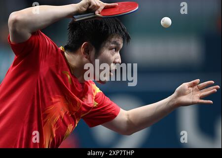 Paris, Fra. August 2023. Zhendong-Fan des Teams Volksrepublik China spielt am 9. Tag der Olympischen Sommerspiele 2024 in Paris, Frankreich, am 3. August 2024 gegen Truls Moregard vom Team Schweden beim Tischtennis-Einzel-Goldmedaillenspiel der Männer. (Foto: Anthony Behar/SIPA USA) Credit: SIPA USA/Alamy Live News Stockfoto