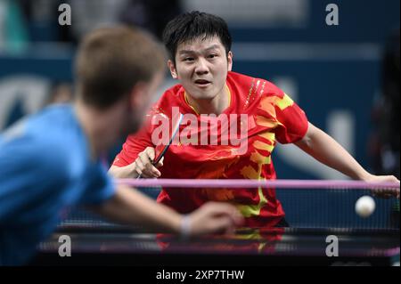 Paris, Fra. August 2023. Zhendong-Fan des Teams Volksrepublik China spielt am 9. Tag der Olympischen Sommerspiele 2024 in Paris, Frankreich, am 3. August 2024 gegen Truls Moregard vom Team Schweden beim Tischtennis-Einzel-Goldmedaillenspiel der Männer. (Foto: Anthony Behar/SIPA USA) Credit: SIPA USA/Alamy Live News Stockfoto