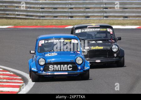 L-R-Fahrer James Cuthbertson (blaue Nummer 37) und Fahrer Rupert Deeth (schwarze Nummer 23) während des Track Day auf dem Brands Hatch Circuit, Sevenoaks, Kent Stockfoto