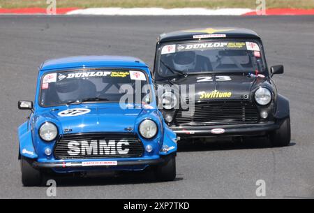 L-R-Fahrer James Cuthbertson (blaue Nummer 37) und Fahrer Rupert Deeth (schwarze Nummer 23) während des Track Day auf dem Brands Hatch Circuit, Sevenoaks, Kent Stockfoto