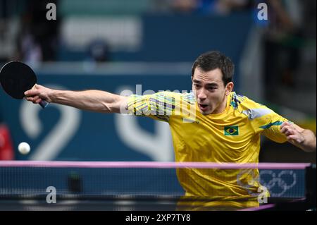 Paris, Fra. August 2023. Hugo Calderano vom brasilianischen Team tritt am 4. August 2024 gegen Felix Lebrun vom französischen Team beim Tischtennis-Spiel der Männer mit Bronze-Einzelmedaille gegen den 9. Tag der Olympischen Sommerspiele 2024 in Paris an. (Foto: Anthony Behar/SIPA USA) Credit: SIPA USA/Alamy Live News Stockfoto