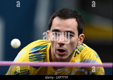 Paris, Fra. August 2023. Hugo Calderano vom brasilianischen Team tritt am 4. August 2024 gegen Felix Lebrun vom französischen Team beim Tischtennis-Spiel der Männer mit Bronze-Einzelmedaille gegen den 9. Tag der Olympischen Sommerspiele 2024 in Paris an. (Foto: Anthony Behar/SIPA USA) Credit: SIPA USA/Alamy Live News Stockfoto