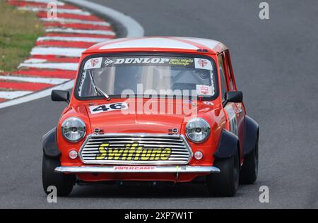 Jeff Smith ( Orange Nummer 46) während des Track Day auf dem Brands Hatch Circuit, Sevenoaks, Kent am 2. August 2024 Stockfoto