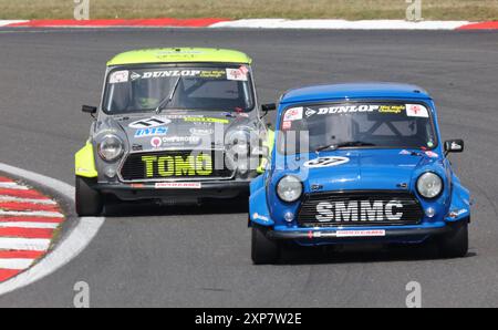 L-R Fahrer James Cuthbertson (blaue Nummer 37) VORNE und Fahrer Kane Astin (hellgrau Nummer 11) während des Track Day auf dem Brands Hatch Circuit, Sevenoak Stockfoto