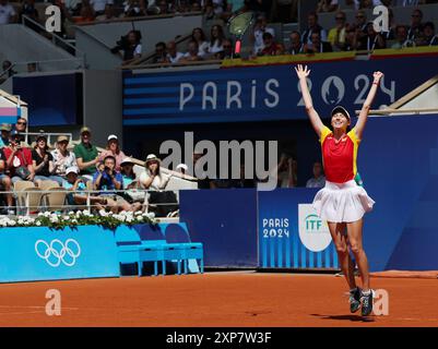 Paris, Frankreich. August 2024. Cristina Bucsa aus Spanien feiert den Sieg des Tennisspiels im Doppelmedaillengewölbe der Frauen zwischen Karolina Muchova/Linda Noskova aus Tschechien und Cristina Bucsa/Sara Sorribes Tormo aus Spanien bei den Olympischen Spielen 2024 in Paris, Frankreich, am 4. August 2024. Quelle: Gao Jing/Xinhua/Alamy Live News Stockfoto