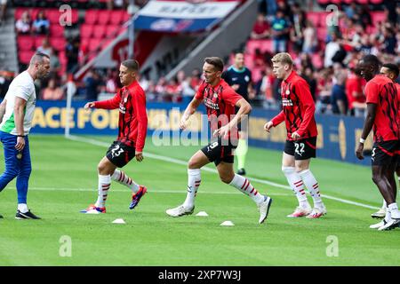 Eindhoven, Niederlande. August 2024. EINDHOVEN, 04-08-2024, Philips Stadium, Johan Cruijff Schaal Season 2024/2025, Spiel zwischen PSV - Feyenoord, PSV-Spieler während des Aufwärmens Credit: Pro Shots/Alamy Live News Stockfoto