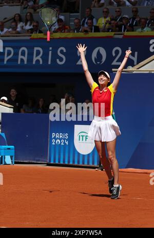 Paris, Frankreich. August 2024. Cristina Bucsa aus Spanien feiert den Sieg des Tennisspiels im Doppelmedaillengewölbe der Frauen zwischen Karolina Muchova/Linda Noskova aus Tschechien und Cristina Bucsa/Sara Sorribes Tormo aus Spanien bei den Olympischen Spielen 2024 in Paris, Frankreich, am 4. August 2024. Quelle: Gao Jing/Xinhua/Alamy Live News Stockfoto