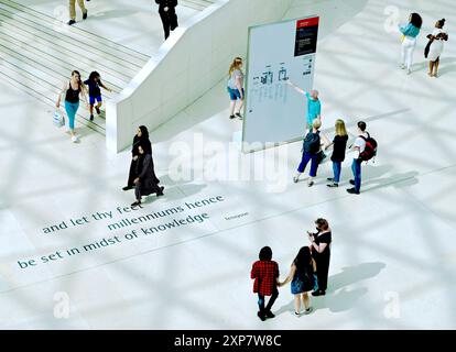 Besucher des Great Court of the British Museum in London, Großbritannien. Der zentrale Viereckbereich wurde 2000 neu mit Glas überdacht. Stockfoto