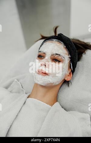 Junge Frau, die am Nachmittag eine entspannende Gesichtsbehandlung in einem Spa genießt Stockfoto