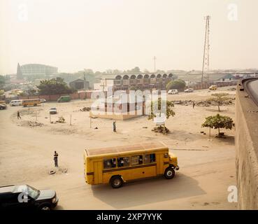 Ein Bild, das eine öffentliche Toilette im Rahmen eines Landschaftsbauprojekts entlang des Apapa-Ijora Expressway in Lagos, Nigeria, darstellt. Die Szene zeigt das geschäftige Straßenleben, moderne Strukturen und den Nahverkehr, die die städtische Entwicklung und öffentliche Sanitäranlagen symbolisieren. 2009 Stockfoto
