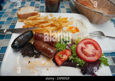 Klassisches spanisches Gericht mit Chorizo, Blutwurst, gebratenem Ei und Pommes frites. Stockfoto