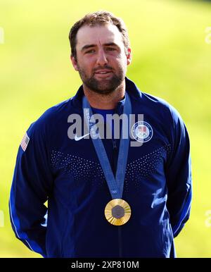 Der US-amerikanische Scottie Scheffler mit seiner Goldmedaille nach der 4. Men's Individual Stroke Play Round im Le Golf National am neunten Tag der Olympischen Spiele 2024 in Frankreich. Bilddatum: Sonntag, 4. August 2024. Stockfoto