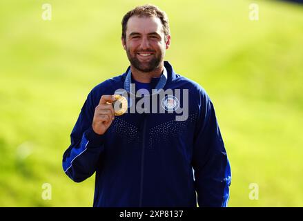 Der US-amerikanische Scottie Scheffler mit seiner Goldmedaille nach der 4. Men's Individual Stroke Play Round im Le Golf National am neunten Tag der Olympischen Spiele 2024 in Frankreich. Bilddatum: Sonntag, 4. August 2024. Stockfoto