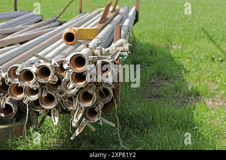 Wasserrohrbewässerung auf dem Feld in der Landwirtschaft Stockfoto