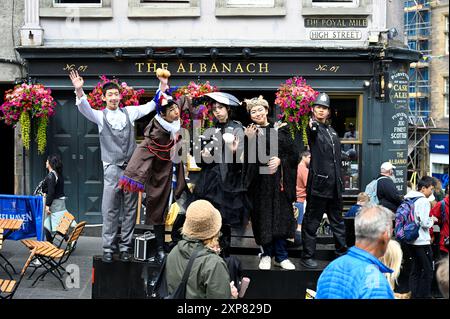 Edinburgh, Schottland, Großbritannien. August 2024. Edinburgh Fringe: Nebendarsteller auf einer geschäftigen Royal Mile. The Birds, ein Kinderdrama mit einer Teenager-Besetzung im SpaceTriplex, Veranstaltungsort 38, ab dem 5. August. Eine moderne Interpretation einer antiken griechischen Komödie. Quelle: Craig Brown/Alamy Live News Stockfoto