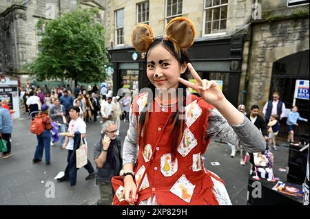Edinburgh, Schottland, Großbritannien. August 2024. Edinburgh Fringe: Nebendarsteller auf einer geschäftigen Royal Mile. The Birds, ein Kinderdrama mit einer Teenager-Besetzung im SpaceTriplex, Veranstaltungsort 38, ab dem 5. August. Eine moderne Interpretation einer antiken griechischen Komödie. Quelle: Craig Brown/Alamy Live News Stockfoto