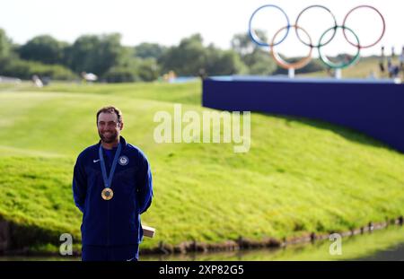 Der US-amerikanische Scottie Scheffler mit seiner Goldmedaille nach der 4. Men's Individual Stroke Play Round im Le Golf National am neunten Tag der Olympischen Spiele 2024 in Frankreich. Bilddatum: Sonntag, 4. August 2024. Stockfoto