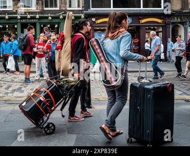 Edinburgh Fringe Festival 2024 - Darsteller auf der Royal Mile - präsentieren und bewerben ihre Shows. Stockfoto