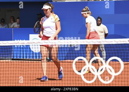 Paris, Frankreich. August 2024. Linda Noskova und Karolina Muchova aus Tschechien, Tennis, Doppelmedaillenspiel der Frauen während der Olympischen Spiele Paris 2024 am 4. August 2024 im Roland-Garros-Stadion in Paris, Frankreich - Foto Michael Baucher/Panorama/DPPI Media Credit: DPPI Media/Alamy Live News Stockfoto