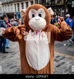 Edinburgh Fringe Festival 2024 - Darsteller auf der Royal Mile - präsentieren und bewerben ihre Shows. Stockfoto