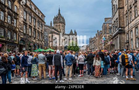 Edinburgh Fringe Festival 2024 - Darsteller auf der Royal Mile - präsentieren und bewerben ihre Shows. Stockfoto